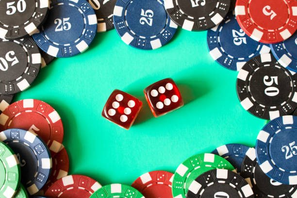 Tim tiket togel yang berdedikasi dalam kantor dengan peralatan server dan monitor keamanan yang canggih